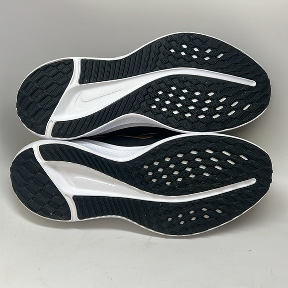 Women’s Nike Quest 5 Sneakers Size 7.5 Dark Smoke Grey/ Metallic Silver NWOB - Picture 9 of 9